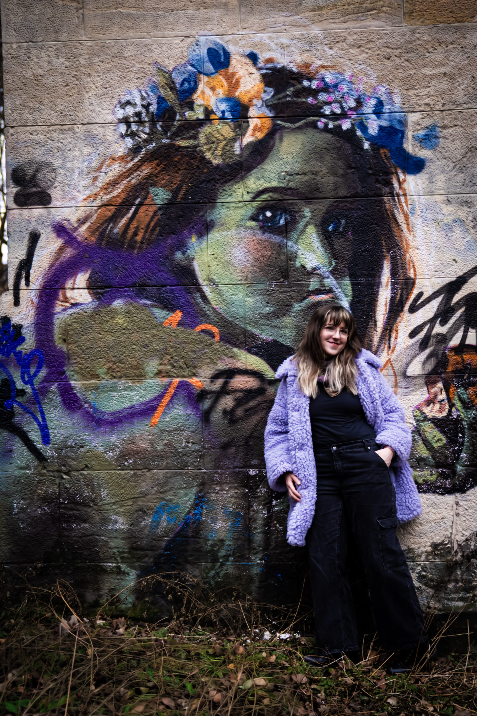 Tabita vor einem Mural