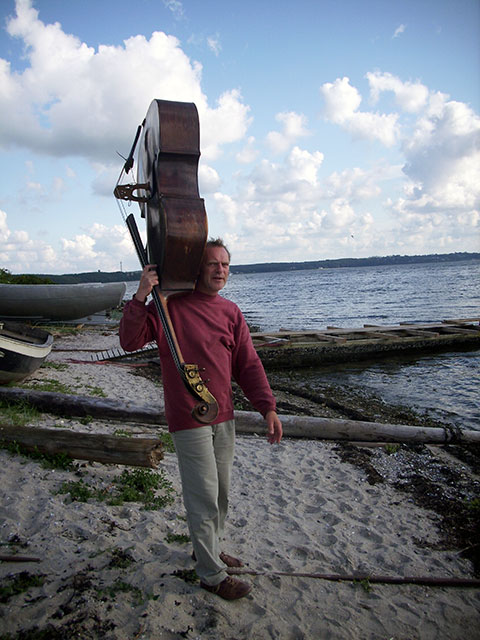 Akki Schulz mit Kontrabass am Strand